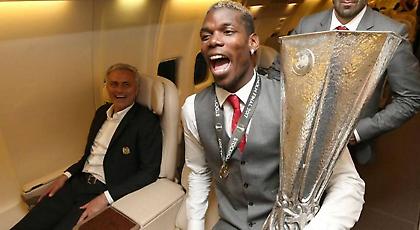 Έτσι το γιόρτασε στο αεροπλάνο η Μάντσεστερ Γιουνάιτεντ (pics)