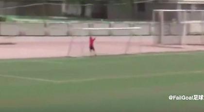 Σούταρε και… έσπασε το δοκάρι! (video)