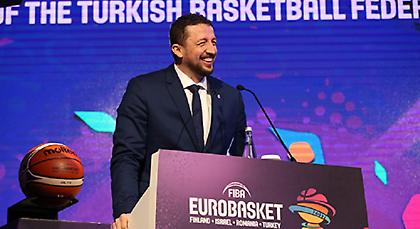 Το βάζει και με το… κοστούμι ο Τούρκογλου (video)