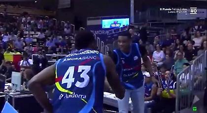 Η χειραψία των αδερφών Αντετοκούνμπο πριν το τζάμπολ (video)