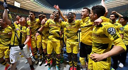 Ο Σωκράτης με το Κύπελλο στα χέρια - Αποθέωση για τον Έλληνα αμυντικό (pic)