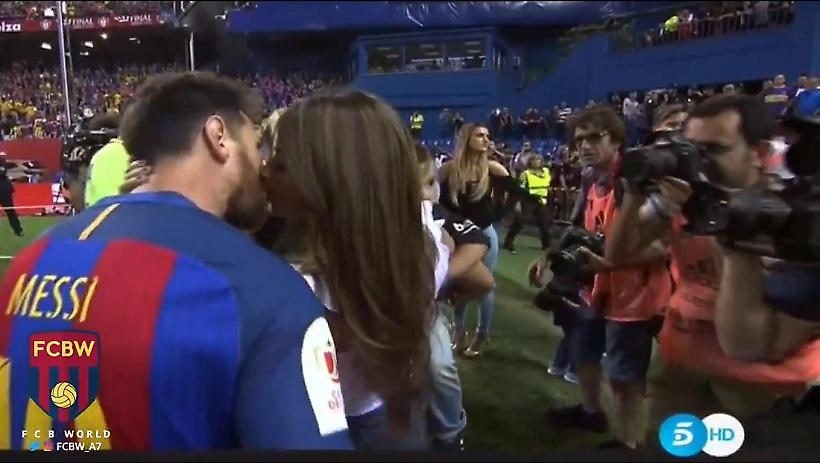 Το φιλί του Μέσι στη γυναίκα του (video)