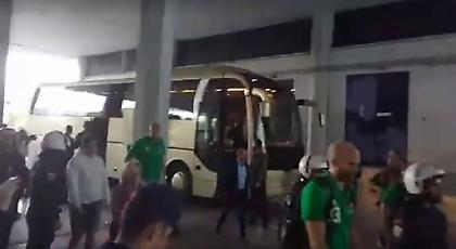 Έφτασαν στο ΣΕΦ Ολυμπιακός και Παναθηναϊκός (video)