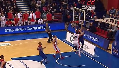 Εντυπωσιακό STOP του Κουρμπάνοφ στον Ζουμπκόφ πάνω σε κάρφωμα (video)