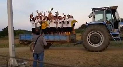 Άλλη φάση: Έκαναν φιέστα πάνω σε… καρότσα τρακτέρ! (video)