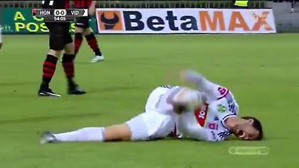 Το χειρότερο και πιο ξεκαρδιστικό θέατρο ποδοσφαιριστή ever! (video)