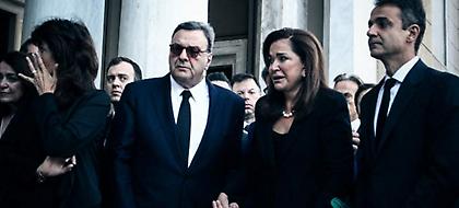 Με δάκρυα στα μάτια η Ντόρα Μπακογιάννη, αποχαιρετά τον πατέρα της στη Μητρόπολη Αθηνών (pics)