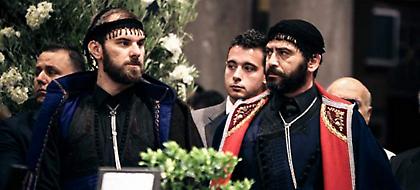 Βρακοφόροι από την Κρήτη στη Μητρόπολη Αθηνών αποχαιρετούν τον Κωνσταντίνο Μητσοτάκη (pics)