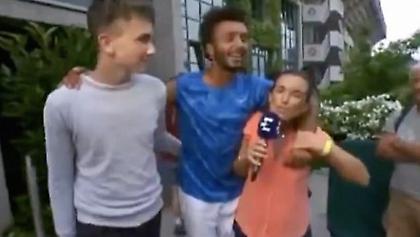 Τενίστας αποκλείστηκε από το Roland Garros γιατί προσπάθησε να φιλήσει δημοσιογράφο (pics)