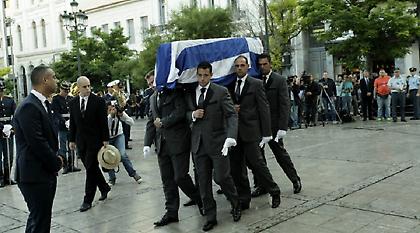 Συγκίνηση και σιωπή στην άφιξη της σορού του Κωνσταντίνου Μητσοτάκη