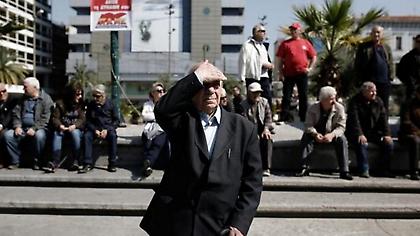 «Εντολή» δανειστών: Πληρώστε τώρα το 50% των εκκρεμών συντάξεων