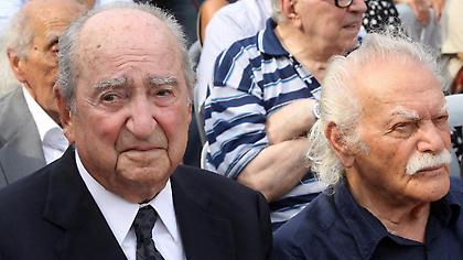 Η συγκινητική επίσκεψη του Γλέζου σε Κυριάκο και Ντόρα