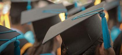 Πανεπιστήμιο ζήτησε από τις φοιτήτριες να φορέσουν ντεκολτέ στην τελετή αποφοίτησης!