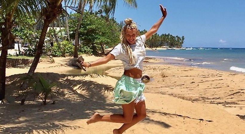 Η Λάουρα Νάργες ποζάρει με μαγιό και ανυπομονεί για το καλοκαίρι