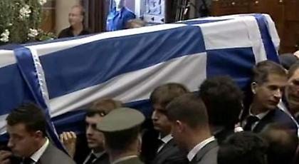 Τα εγγόνια του Κωνσταντίνου Μητσοτάκη μετέφεραν το φέρετρο του παππού τους (pics)