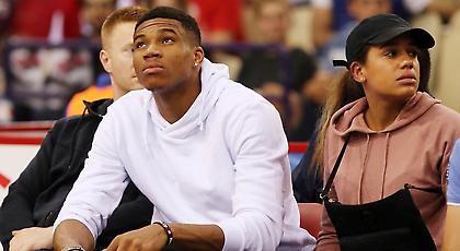 Ο έκπληκτος Αντετοκούνμπο με τον κόσμο του Ολυμπιακού στο ΣΕΦ (video)