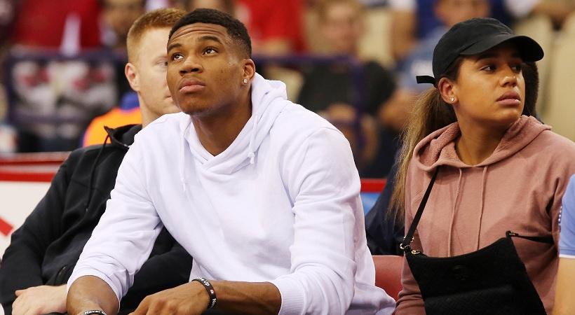 Ο έκπληκτος Αντετοκούνμπο με τον κόσμο του Ολυμπιακού στο ΣΕΦ (video)