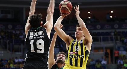 Μια ανάσα από τους τελικούς η Φενέρ και χωρίς Σλούκα