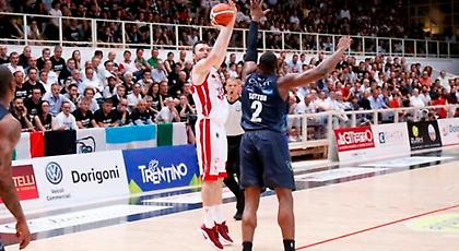 Έσχισε το κοστούμι της Αρμάνι η Τρέντο