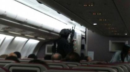 Βίντεο: Πάνοπλοι αστυνομικοί συλλαμβάνουν τον επίδοξο αεροπειρατή στην Μελβούρνη