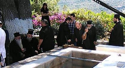 Το ριζίτικο στην ταφή του Κωνσταντίνου Μητσοτάκη: «Σήκω απάνω αρχηγέ, μην μας αφήνεις τώρα...»