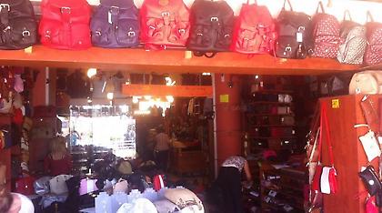 Προς καταστροφή 20.000 κινεζικά ρούχα και 6.200 τσάντες και πορτοφόλια