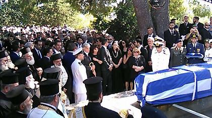 Με ριζίτικα και χειροκροτήματα αποχαιρέτησε η Κρήτη τον Κωνσταντίνο Μητσοτάκη