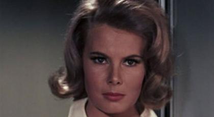 Πέθανε το «κορίτσι του James Bond», η ηθοποιός Molly Peters