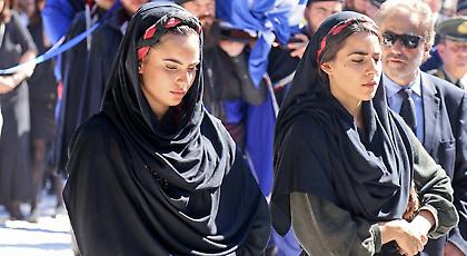 Η θλιμμένη εστεμμένη Κρητικοπούλα που συνόδευσε τη σορό του Μητσοτάκη στα Χανιά