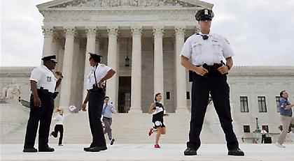 Στο Ανώτατο Δικαστήριο προσέφυγε ο Τραμπ για το αντιμεταναστευτικό διάταγμα