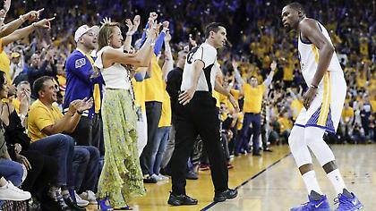 Ο Ντουράντ το «κάρφωσε» και αγριοκοίταξε τη Rihanna (video)