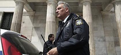 Η στιγμή που μέλη του Ρουβίκωνα κάνουν παρέμβαση σε ομιλία του υπουργού Υγείας (video)