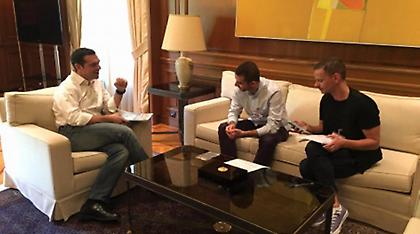 Η συνάντηση Τσίπρα με συντάκτες gay περιοδικού στα πλαίσια του Athens Pride (pics)