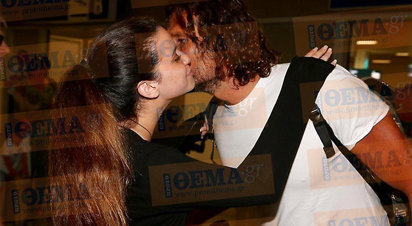 Στην Ελλάδα ο Κώστας Κοκκινάκης - Το φιλί της κόρης του στο αεροδρόμιο