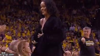 Στέλεχος της Apple έβρισε τη Rihanna στον αγώνα με τους Γουόριορς (video)