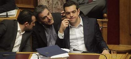 «Στριμωγμένη» η κυβέρνηση: Συμβιβασμός για το χρέος ή περιπέτεια