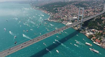 ΑΠΙΣΤΕΥΤΟ: Γέμισε ο Βόσπορος σκάφη στη φιέστα της Μπεσίκτας (videos)