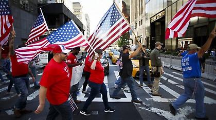 Διαδηλωτές εναντίον του Τραμπ: Απαιτούν να μάθουν την “αλήθεια” για τις σχέσεις του με τη Ρωσία