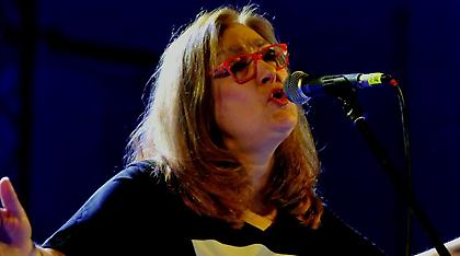 Η Αφροδίτη Μάνου παραληρεί για Σόιμπλε- Το Facebook αφαίρεσε την ανάρτηση της τραγουδίστριας