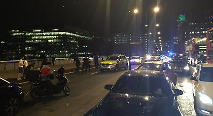 Σοκάρουν οι αυτόπτες μάρτυρες στο Λονδίνο: «Πήδηξε από το βαν και άρχισε να μαχαιρώνει»