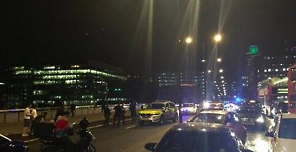 Υποστηρικτές του ΙΚ πανηγυρίζουν για τη νύχτα τρόμου στο Λονδίνο