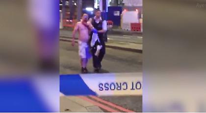 Λονδίνο: Δημοσιογράφος μαχαιρωμένος στο λαιμό. Σοκαριστικό βίντεο