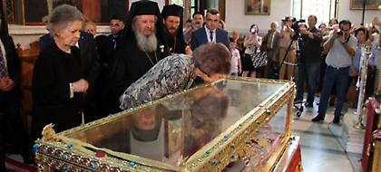 Η βασίλισσα Σοφία στο Αιγάλεω -Προσκύνησε το λείψανο της Αγίας Ελένης