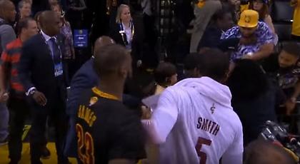 Πλακώνονταν μπροστά στον Λεμπρόν οπαδοί των Γουόριορς (video)