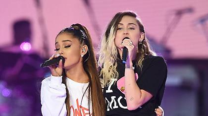 Όλα τα αστέρια στην σκηνή του Μάντσεστερ με την Αριάνα Γκράντε (vids)