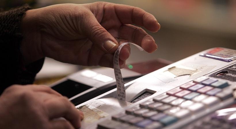 Ποιοι κινδυνεύουν με πρόστιμα έως 5.000 ευρώ επειδή δεν κόβουν αποδείξεις