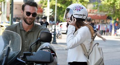 Ο συνοδός της Αχτσιόγλου με τη μηχανή προκάλεσε σχόλια στο ίντερνετ