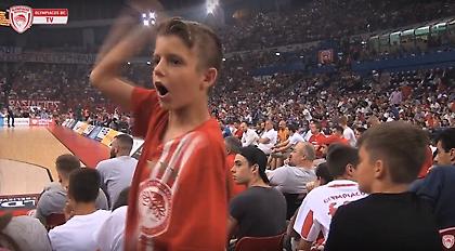 Ο πιτσιρικάς που ξεσηκώνει το ΣΕΦ (video)