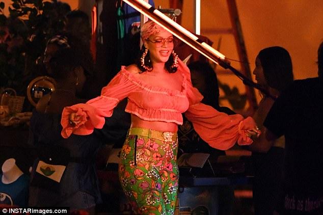 Η Ριάνα δείχνει πού ακριβώς έχει κάνει piercing!