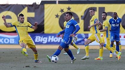 Έβρεξε κουτάκια μπύρας απ’την κερκίδα με παίκτη να αρπάζει ένα και να πίνει! (video)